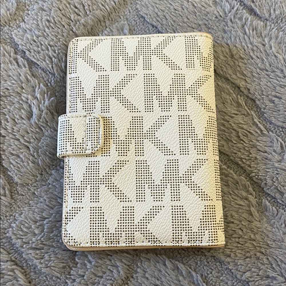 Michael Kors Passport Holder - Picture 3 of 4